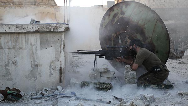 Un miembro del Ejército Libre Sirio dispara en Alepo, el 3 de junio