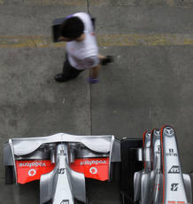 Un miembro del equipo McLaren pasa junto a un coche en Sao Paulo. Un miembro del equipo McLaren pasa junto a un coche en Sao Paulo.