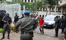 Un miembro del personal de la ONU dirige una ambulancia tras la explosi&oacute;n de una bomba contra oficinas de la ONU en Nigeria