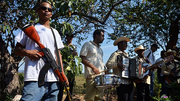 Un miembro de las patrullas de autodefensa monta guardia en un funeral en la localidad de Antúnez, en Michoacán