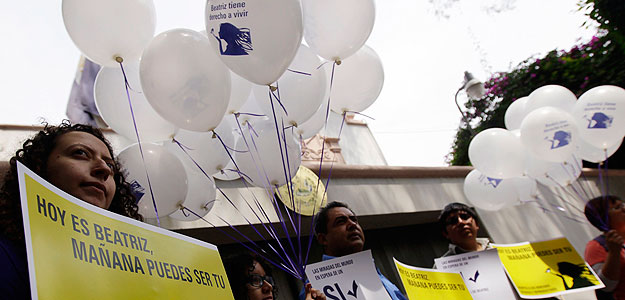 Miembros de Amnistía Interncional y organizaciones civiles piden frente a la embajada de El Salvador en México un aborto terapeútico para "Beatriz".