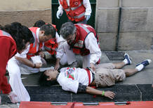 Miembros de Cruz Roja atienden a un herido en San Ferm&iacute;n