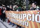 Miembros del Colectivo contra la Corrupci&oacute;n se han concentrado frente a las puertas de la sede judicial. a