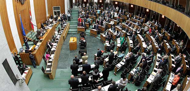 Miembros del Parlamento austr&iacute;aco votan la aprobaci&oacute;n del Fondo Europeo de Estabilizaci&oacute;n Financiera en Viena.