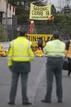 MIEMBROS DE GREENPEACE COLOCAN UN CONTENEDOR Y SE ENCADENAN EN GARO&Ntilde;A