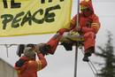 MIEMBROS DE GREENPEACE COLOCAN UN CONTENEDOR Y SE ENCADENAN EN GARO&Ntilde;A