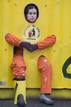 MIEMBROS DE GREENPEACE COLOCAN UN CONTENEDOR Y SE ENCADENAN EN GARO&Ntilde;A