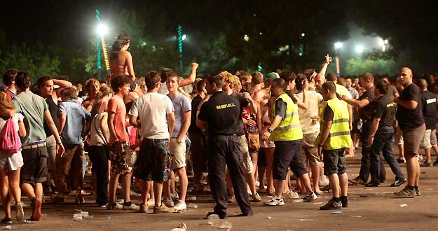Miembros de la organizaci&oacute;n del Festival Internacional de Benic&aacute;ssim intenta desalojar al p&uacute;blico