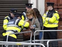 Miembros de la Polic&iacute;a irlandesa registran el bolso de una mujer en Dubl&iacute;n