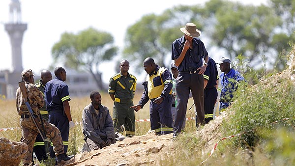 Miembros de los servicios de rescate en la mina ilegal de Johannesburgo (Sudáfrica) donde un número indeterminado de mineros están atrapados