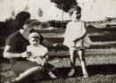 Maria Jos&eacute; con su madre y su hermano