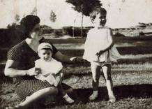 Maria Jos&eacute; con su madre y su hermano
