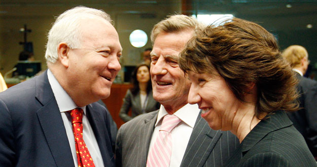 Miguel Ángel Moratinos conversa con Ashton y su colega francés, Bernard Kouchner, en el Consejo de Ministros de la UE en Bruselas. Miguel Ángel Moratinos conversa con Ashton y su colega francés, Bernard Kouchner, en el Consejo de Ministros de la UE en Bruselas.