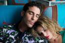 Miguel &Aacute;ngel Silvestre y Laya Mart&iacute; en una escena de Los amantes pasajeros, de Pedro Almod&oacute;var