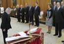 Miguel Arias Ca&ntilde;ete saluda a los reyes tras jurar como ministro de Agricultura, Alimentaci&oacute;n y Medio Ambiente en el Palacio de la Zarzuela.