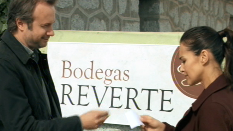 Gran Reserva - Miguel le da el cheque a Luc&iacute;a