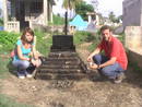 Poste de las ofrendas al Bar&oacute;n Samedi en el cementerio