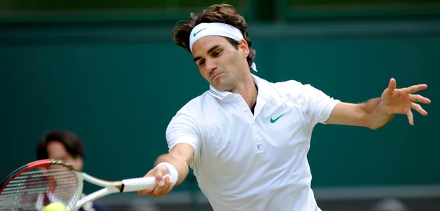El tenista suizo Roger Federer devuelve una bola al ruso Mija&iacute;l Youzhny