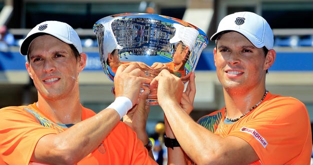 Mike Bryan y Bob Bryan, con el trofeo de campeones en el US Open 2012.