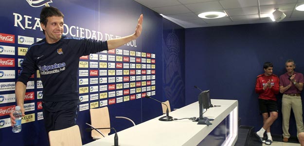 El capit&aacute;n de la Real Sociedad, Mikel Aranburu, durante la rueda de prensa en la que ha anunciado que se retirar&aacute; del f&uacute;tbol