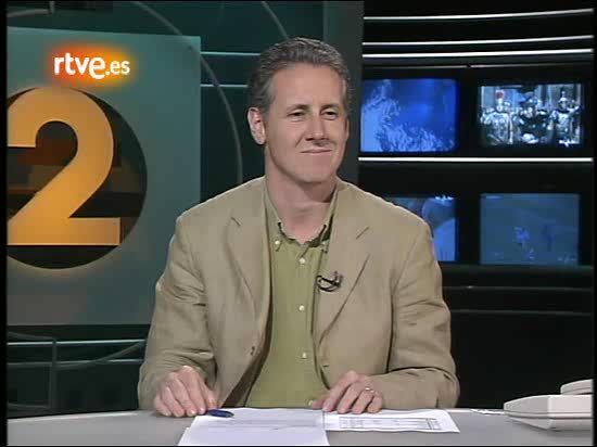 Lorenzo Mil&aacute; se cuelga una cuchara en la nariz (2002)