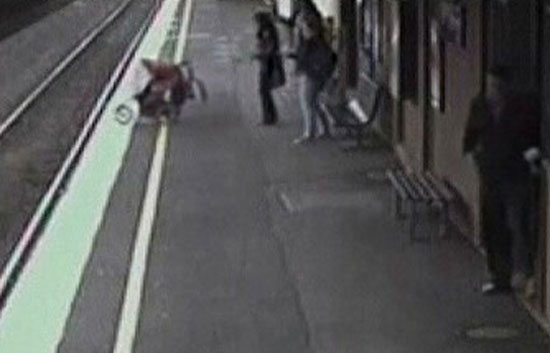 El beb&eacute; cae bajo el tren y sobrevive