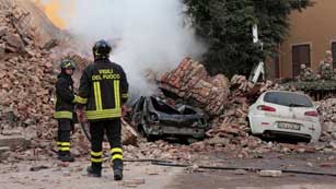 Ver v&iacute;deo  'Miles de afectados por el terremoto pasan la noche en sus coches por miedo a las r&eacute;plicas'
