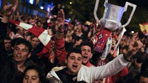 Ir al Video&nbsp;Miles de aficionados del Atl&eacute;tico celebran la Copa del Rey en la madrile&ntilde;a Plaza de Neptuno