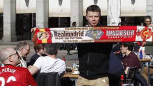 Ver v&iacute;deo  'Miles de aficionados del Manchester "toman" Madrid'