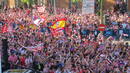 Miles de aficionados han animado al Atl&eacute;tico en la plaza de Neptuno.