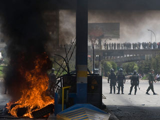 Ver v&iacute;deo  'Miles de bolivianos protestan por la subida del precio de los combustibles'