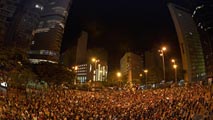Ir al Video&nbsp;Miles de brasile&ntilde;os vuelven a las calles para protestar contra el gobierno de Rousseff