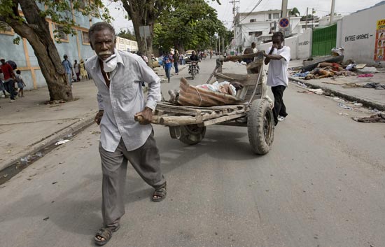 Miles de cad&aacute;veres se amontonan en las calles haitianas
