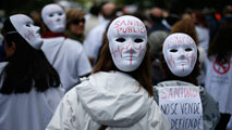 Ir al Video&nbsp;Miles de ciudadanos salen a la calle en Madrid para que no se privatice la sanidad