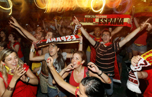 Ver v&iacute;deo  'Miles de espa&ntilde;oles festejan la Eurocopa en Viena'