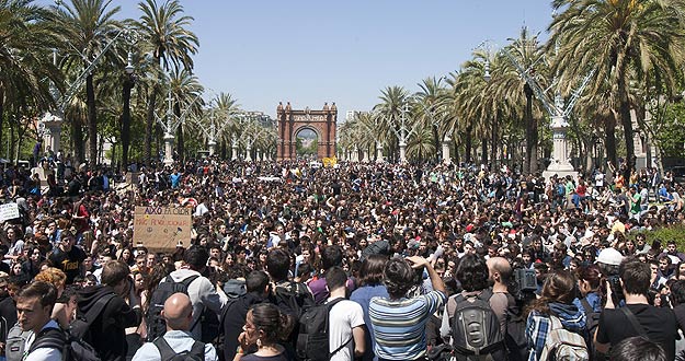Miles de estudiantes catalanes se manifiestan contra la subida de tasas universitarias Miles de estudiantes catalanes se manifiestan contra la subida de tasas universitarias