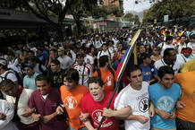 Miles de estudiantes se manifiestan en Caracas
