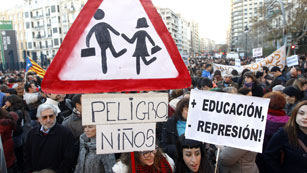 Ver v&iacute;deo  'Miles de estudiantes vuelven a salir a las calles de Valencia'
