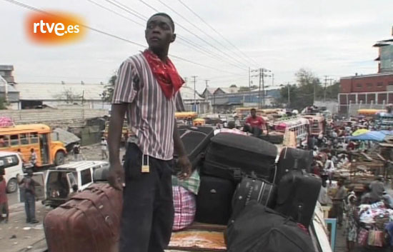 Miles de haitianos intentan huir de Puerto Pr&iacute;ncipe