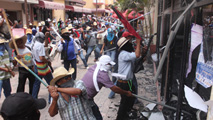 Ir al Video&nbsp;Miles de maestros protestan en M&eacute;xico contra la reforma educativa del Gobierno
