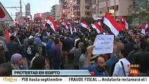 Ir al Video&nbsp;Miles de manifestantes rodean el palacio presidencial en El Cairo
