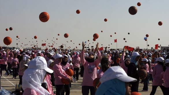 Miles de ni&ntilde;os palestinos arrojan al aire balones de baloncesto en un intento por romper el registro mundial de balones de baloncesto arrojados al aire al mismo tiempo,