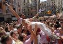 Miles de pamploneses y for&aacute;neos se divierten desde primera hora en Pamplona