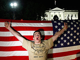 Ver v&iacute;deo  'Miles de personas celebran frente a la Casa Blanca la muerte de Osama Bin Laden'