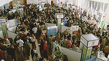 Ir al Video&nbsp;Miles de personas desbordan una feria de empleo en Vigo que ofrece 40 puestos de trabajo