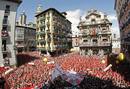 Miles de personas enarbolan sus pa&ntilde;uelos rojos en la Plaza del Ayuntamiento de Pamplona