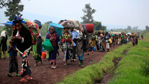 Ver v&iacute;deo  'Miles de personas huyen de los combates en Congo'