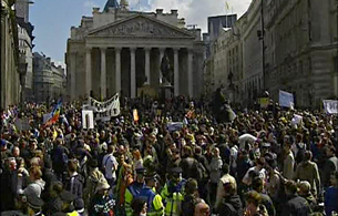 Ver v&iacute;deo  'Miles de personas se manifiestan en el centro financiero de Londres'