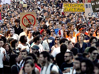 Ver v&iacute;deo  'Miles de personas se manifiestan en numerosas ciudades por una "democracia real"'