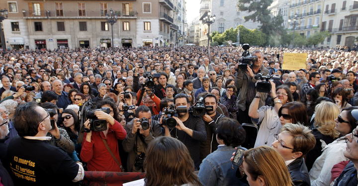 Miles de personas participan en la concentraci&oacute;n que el dia 3 de cada mes convoca la "Asociaci&oacute;n de V&iacute;ctimas del Metro del 3 de Julio".